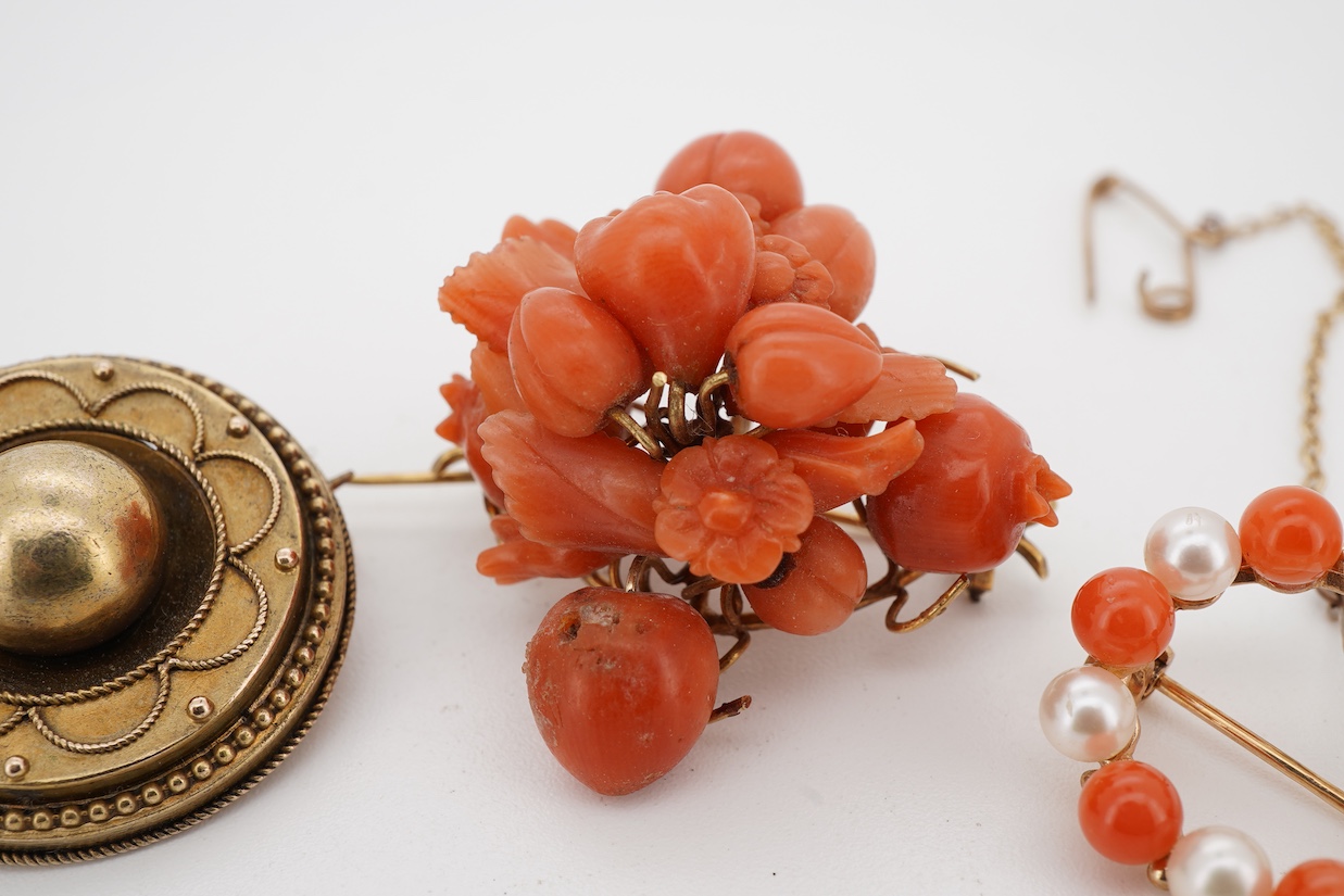 A group of three brooches to include a Victorian yellow metal target brooch, a cultured pearl and coral 9ct wreath brooch and a 19th century carved coral cluster brooch, together with a pair of peridot and white paste se